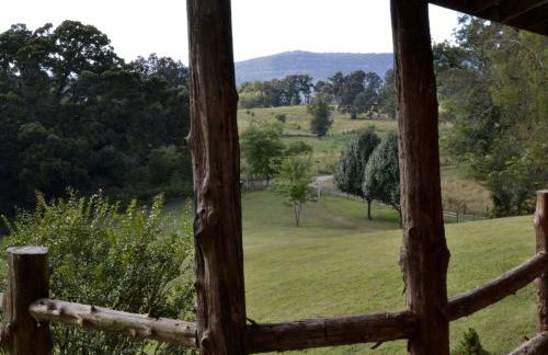 Stately Log Cabin with a Pool for a Group Getaway near Chickamauga, Georgia - Foto 20