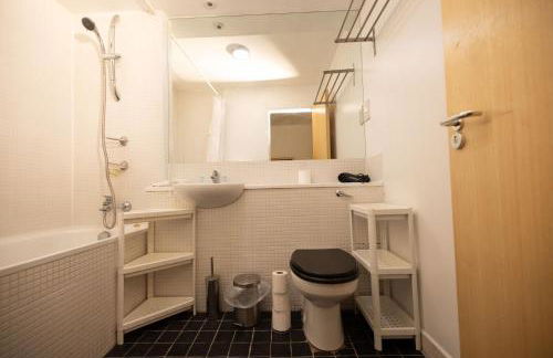 Muirhouse 2BR Apartment with Free Parking - Foto 17