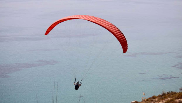 Volando en el parapente sobre el mar