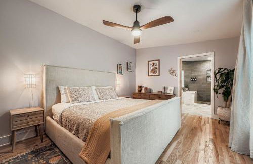 Elegant & Spacious Family Gem with Games, Office, Yard - Foto 2