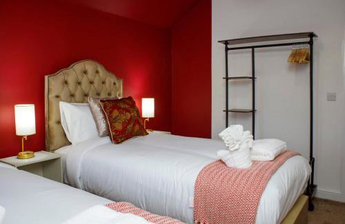 6 BR 3 Bath Spacious Tudor House & Free Parking - Foto 53