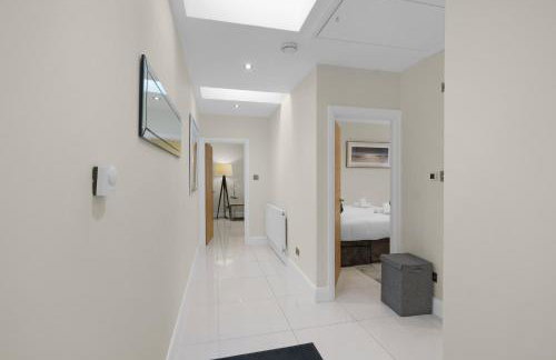 Modern Comfort 2-Bedroom, 2-Bathroom House - Photo 17