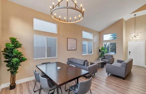 24hr Host - New Renovated 4 bedroom home U026 - Photo 3