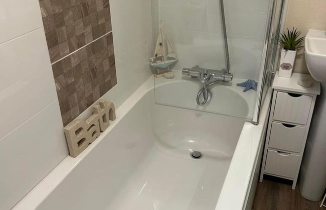 2 Bed Caravan - Sleeps 6 - Parking - Pets - Photo 17