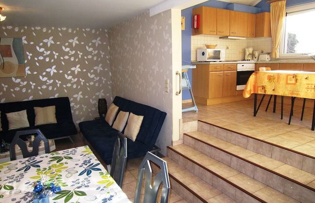 Combine City & Countryside in Well Kept House With Many Games, Next to a Farm - Foto 15