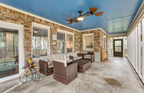 Patio and Pool Table Lake Marion Getaway - Foto 29