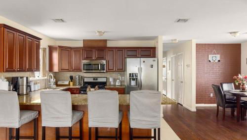 Newark Gem Pearl 3BR, 2BA - Sleeps 10 - Walk to Prudential Center and Newark Penn Station, Near EWR and American Dream Mall, includes WiFi - Laundry - Backyard - Gym - Foto 5