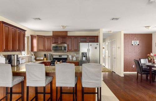 Newark Gem Pearl 3BR, 2BA - Sleeps 10 - Walk to Prudential Center and Newark Penn Station, Near EWR and American Dream Mall, includes WiFi - Laundry - Backyard - Gym - Foto 5