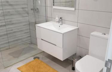 House - sleeps 3 free parking garden & jacuzzi - Foto 17