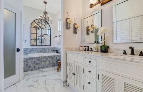 Sunshine days Stunning pool home. Gated community - Photo 15