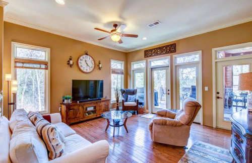 West Union Townhome with Patio and Lake View - Foto 4