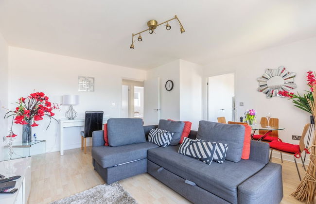 Skyline Haven Modern 2BR w/ Free Parking & 4kTV - Photo 36