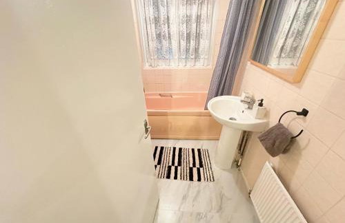 Spacious Luton Airport Accommodation - Perfect for Contractors, Families, Tourists & Long Stays - Foto 28