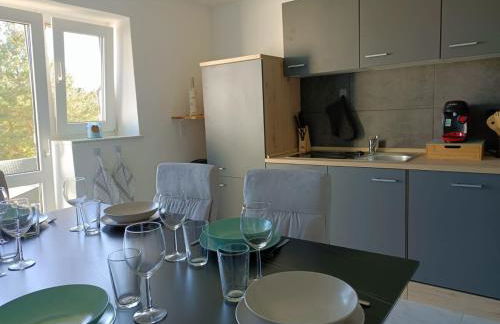 D-Quadrat FeWo "Doni" für Familien, Geschäftsreisende und Urlauber, mit 3 Zimmern, Tageslichtbad, Südbalkon und Kingsize-Betten, für bis max 6 Erwachsene und 2 Kleinkinder - Foto 2