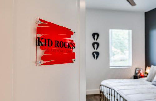 Nash House & Bars of Broadway with Patio Bar and Views! 8min Downtown! Sleeps 12! - Foto 15