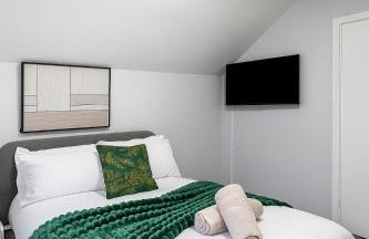 Bright Haven 6 Mins to Airport with Driveway & Garden Sleeps 7 - Foto 21