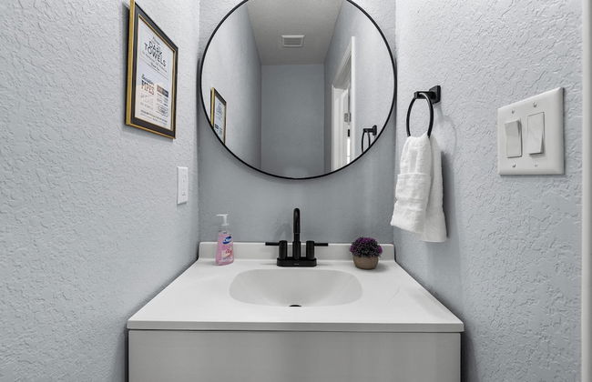 Inviting 4BR 2 5BA Downtown Home With Ample Space - Photo 23