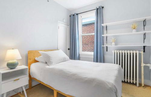 Sojourn Lovely Hill Family Home with Backyard near DC Icons - Foto 7