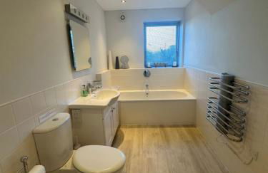 Penarvon House - Stunning Waterfront Escape with Games Room - Foto 32