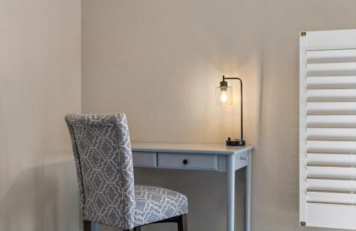 French Country Charm with Pool and Mountain Views - Foto 45