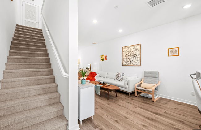 Chic Modern Retreat With Stunning Views - Photo 15