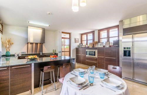 Villa de lujo con piscina, jacuzzi, jardín y terraza - Foto 18