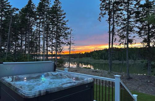 Luxury Waterfront Retreat with Hot Tub Near Acadia - Foto 1