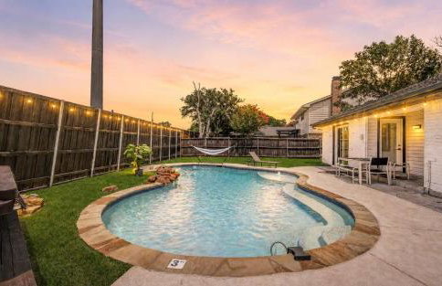Perfect Getaway Home w Pool Jacuzzi Cinema Room - Photo 1