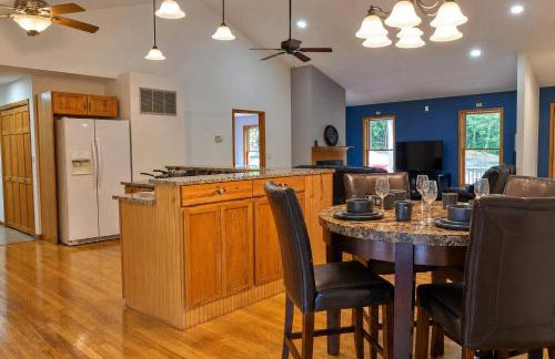 Serene Rustic Retreat with Lake - Photo 15