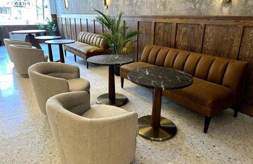 King Bed, Historic Hotel, Bangor, Room # 101 - Foto 14