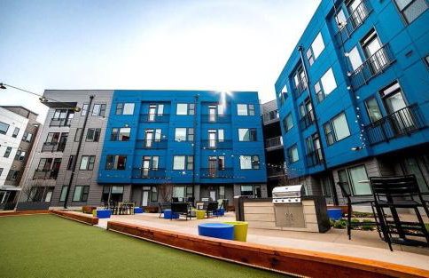 2BR Balcony Suite Gym & Pool Downtown at CityWay - Foto 9