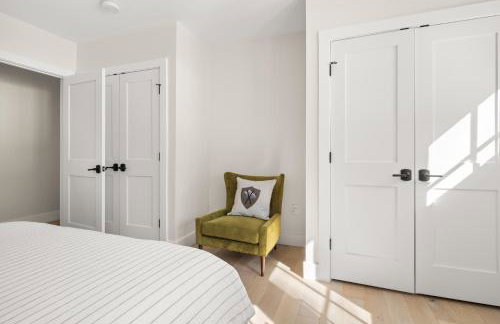 New & Modern Townhouse Close to Skiing, Brand New Hot Tub - Photo 45