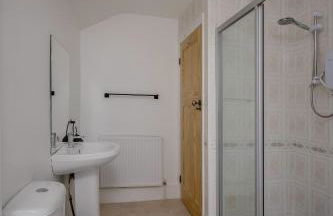 Comfy 3-Bed, Sleeps 5 & Parking - Foto 11