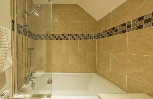 3 Bedroom Barn Conversion with HOT TUB-Garden View - Ty Cerrig Barn - Photo 12