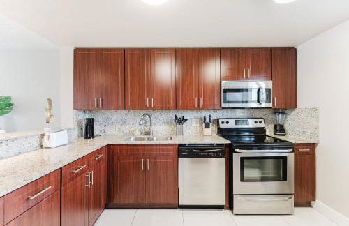 Across from Beach | Balcony • Pool • Parking • 2BR - Foto 17