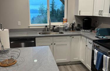 Water & Mountain Views - Family & Pet Friendly - Foto 4