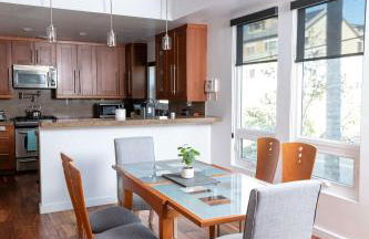 Chic SD Basecamp - Walk to Downtown - Foto 16