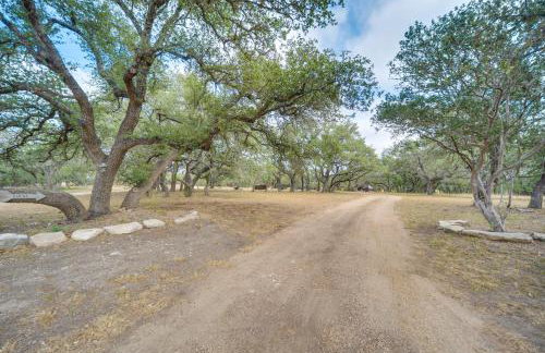 Happy Haven | Hill Country Couples Cabin Retreat - Foto 25