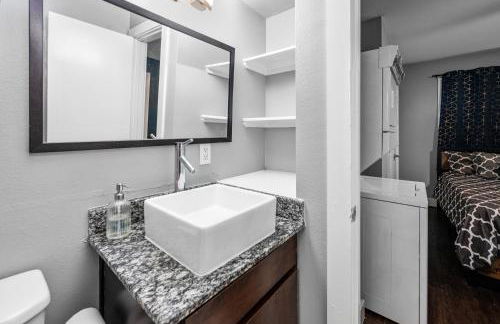 1BR Apt with Fully Equipped Kitchen Close to Major Attractions - Foto 10