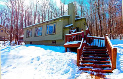 Wine Moose w Hot tub Fireplace Sauna 9min to Mt Snow - Foto 49