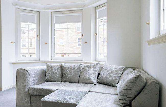 Snug & Serene 2BD Flat - Roseburn - Photo 14