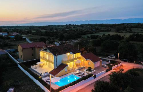 Villa Petra s bazenom, roštiljem i parkingom - Foto 43