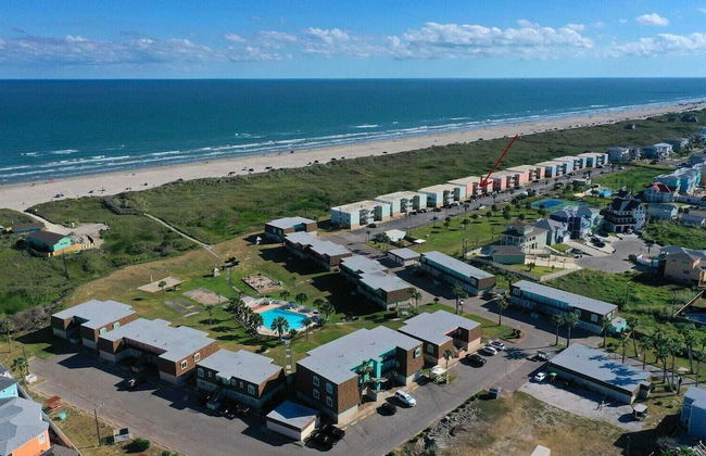 Oceanfront Condo w/ Private Balcony Pool + Tennis Bubbly Blew by Avantstay - Foto 46