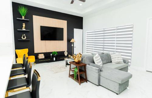 Designer Villa with Heated Pool, BBQ, Firepit, Ideal for Families & Groups - Photo 17