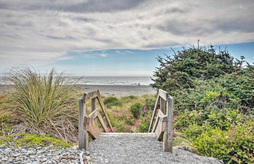 Quiet Waterfront Escape with Hot Tub and Beach Access! - Foto 33