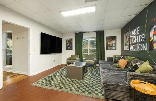 LKJ - Lakefront Home, Hot tub, Fire Pit, Games and Movie Room! - Foto 48