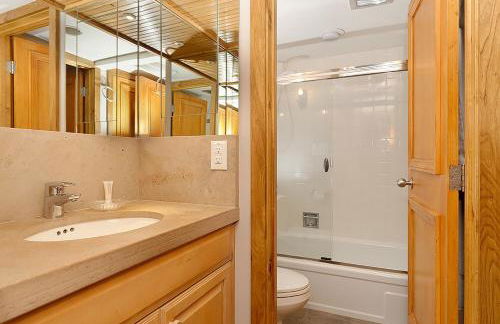 Fifth Avenue Unit 9, Cool, Contemporary Condo 2 Blocks from the Ski Slopes. Fireplace & Patio! - Foto 16