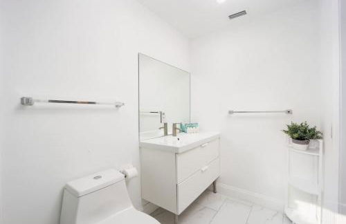 Heated Pool- MiniGolf- Fire Pit- Game Room- 1mi to Beach - Foto 31