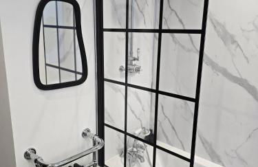 Luxury central apartment w/ 3 beds + 24hr check-in - Photo 9