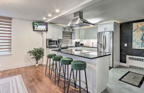 Upscale Waterbury Retreat with Indoor Hot Tub! - Foto 8